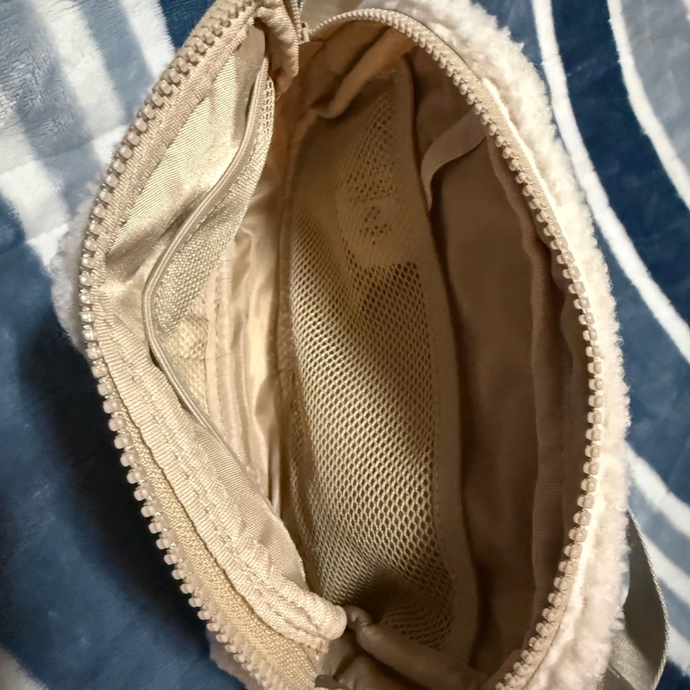 Lole cream faux fur crossbody bag - Picture 5 of 5